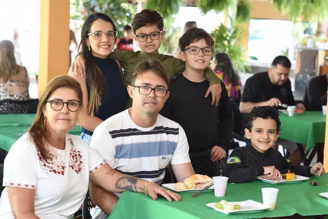 Família reunida à mesa durante a viagem a Lagoa Santa