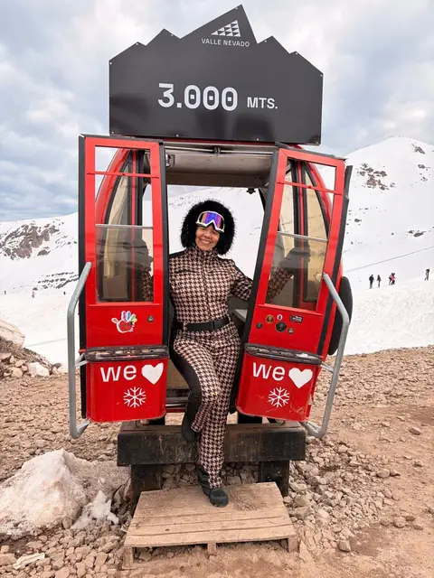 Viajante na gôndola vermelha a 3.000 metros, no Valle Nevado