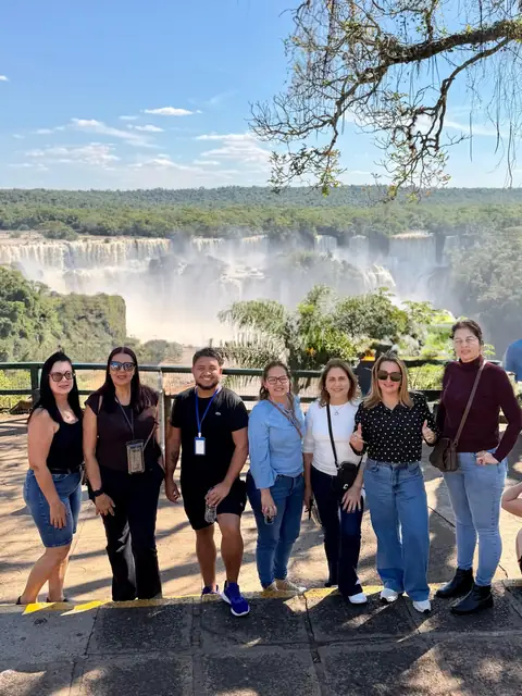 Grupo da Mundy com as Cataratas do Iguaçu ao fundo