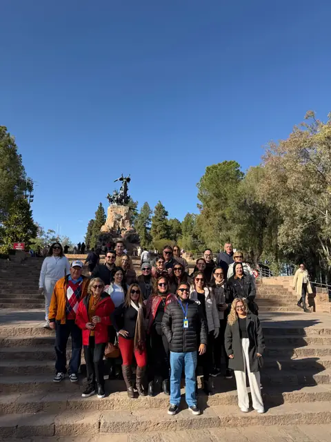 Grupo grande da Mundy reunido em uma escadaria em Mendoza