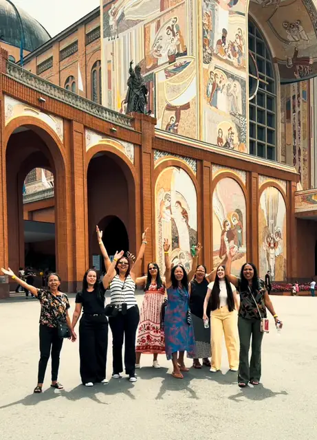 Grupo de viajantes em frente ao Santuário Nacional