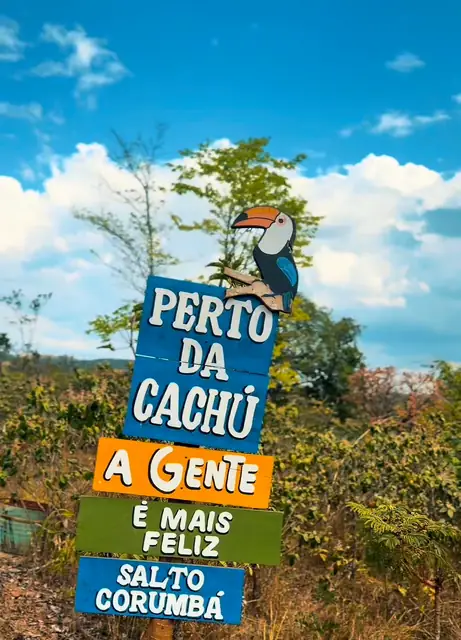 Placa na entrada do Salto de Corumbá