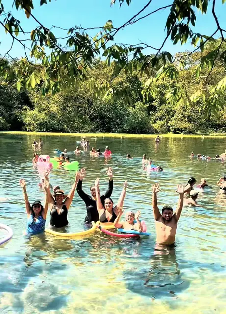 Grupo de viajantes se divertindo na Lagoa Santa