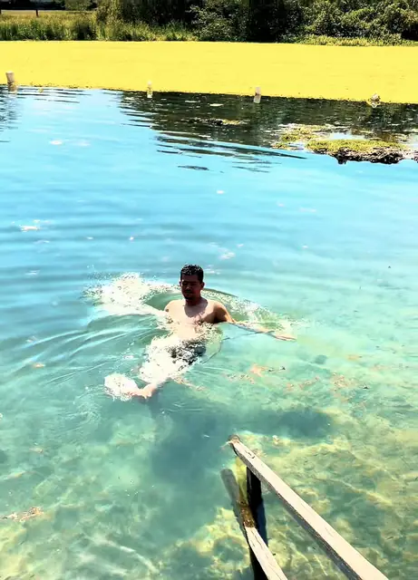 Viajante nadando em águas cristalinas